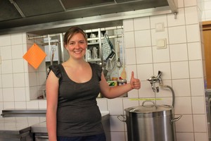 Hanna ist die Küchenchefin. Sie ist 24 Jahre alt, hat Spaß am Kochen und an den coolen Mitarbeitern. Um Mittagessen zu kochen braucht das Küchenteam mindestens zwei Stunden. Für Frühstück und Abendessen jeweils eine Stunde.