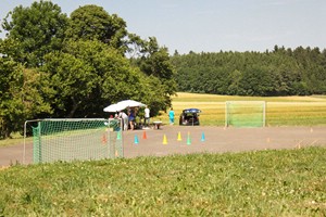 Sportplatz: Zum Kicken und Basketball spielen treffen wir uns hier. Ansonsten nutzen wir den Sportplatz für viele andere Programmpunkte.