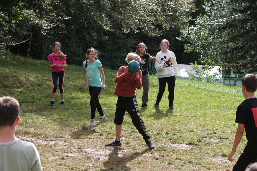 Ein Kind ist in Bewegung und hält einen Softball