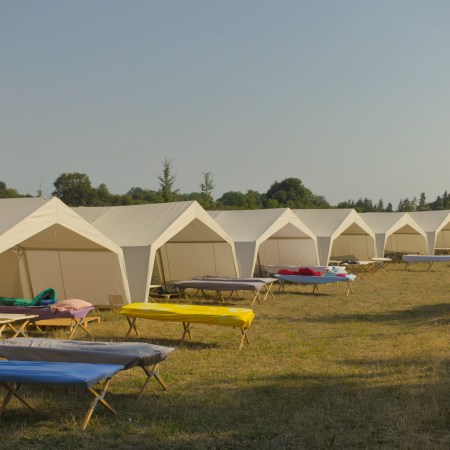 9 große Zelte auf einer Wiese